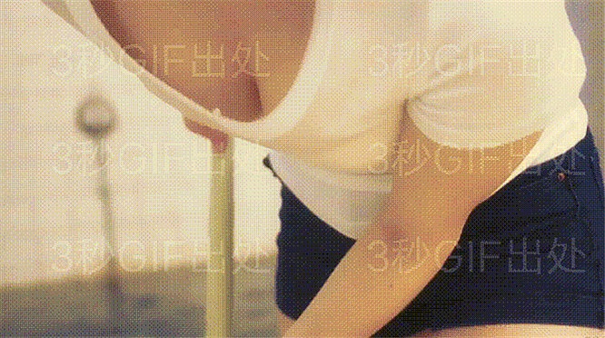 17岁辍学用自己白嫩的身子维持浴场生意 男人爱占她便宜