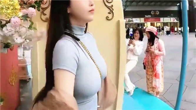 不带胸罩的巨乳美女 吃饭看电影然后开房 无套内设